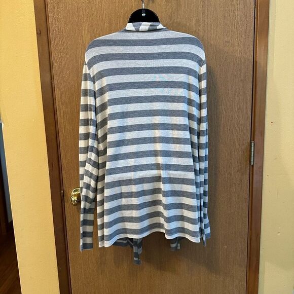 Rue 21 women’s cardigan - gray and cream color size XL - Picture 3 of 10